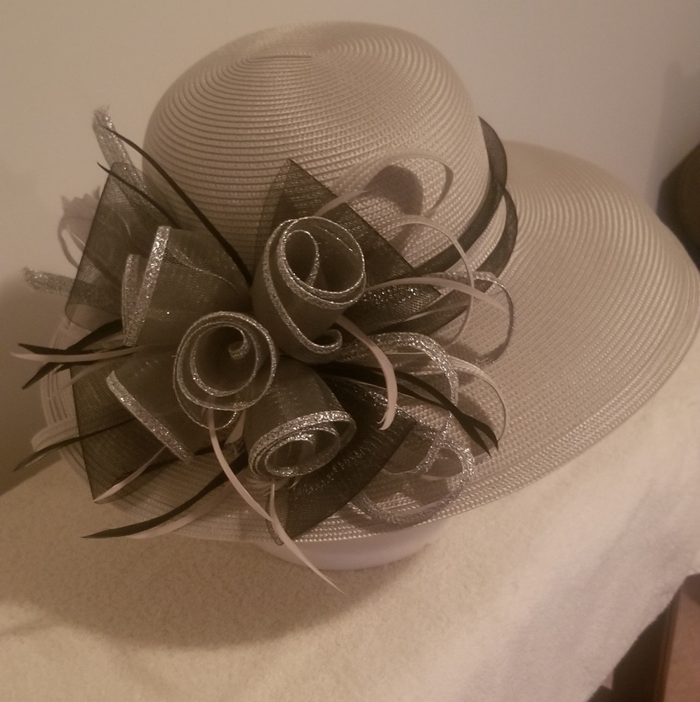Tan and brown hat w/ twisted ribbon.
